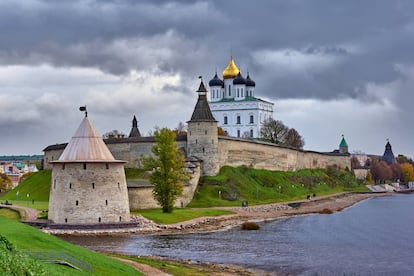 La ciudad rusa de Pskov, cerca de la frontera con Estonia, es famosa por haber desarrollado un estilo arquitectónico propio, visible en iglesias, catedrales, monasterios y otros edificios administrativos que forman un conjunto único. Levantados a orillas del río Velikaya, desde el siglo XII hasta nuestros días estos edificios han ido evolucionando sin traicionar un estilo que representa, a modo de museo vivo, un recorrido excepcional por la arquitectura rusa de los últimos ocho siglos.