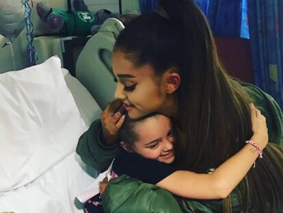 Ariana Grande abraza a una de las v&iacute;ctimas del atentado en M&aacute;nchester.