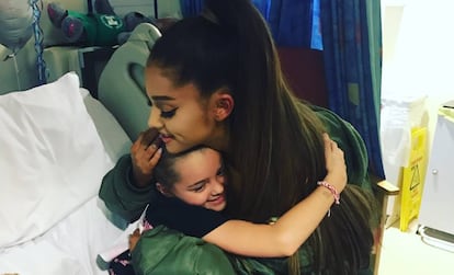 Ariana Grande abraza a una de las víctimas del atentado en Mánchester.