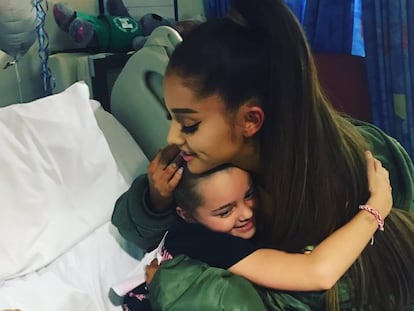 Ariana Grande abraza a una de las v&iacute;ctimas del atentado en M&aacute;nchester.