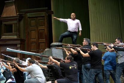 El tenor Javier Camarena, que portagoniza 'La favorite' de este jueves, en el papel de Tonio, en un ensayo de 'La fille du régiment', ópera de Donizetti que se estrenará el 20 de noviembre en el Real.