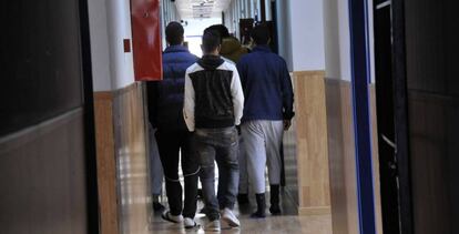 Un grupo de menores en el centro de realojo temporal de La Esperanza, en Ceuta.