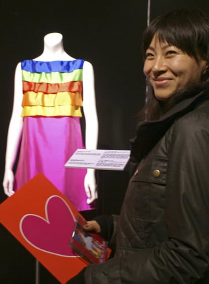 Un asistente a la muestra '12 vestidos para China'.