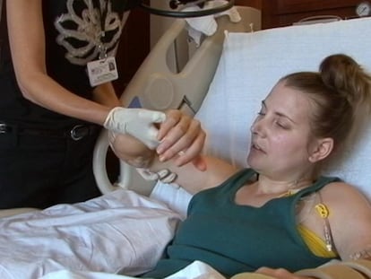 La estadounidense Lindsay Ess vive con dos manos trasplantadas.