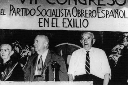 Prieto, en la clausura del VII Congreso del partido, el 17 de agosto de 1958 en Toulouse, entre dos veteranos militantes.
Prieto, de joven.