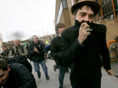 El vocalista de los Babyshambles, Pete Doherty, conocido también por su tormentosa relación con la modelo Kate Moss, ha sido sancionado hoy por conducir sin seguro y sin llevar el carné. Doherty, de 27 años, tendrá que pagar una multa de 300 libras (unos 450 euros) y se le ha retirado el permiso de conducir durante dos meses. El juez británico que le ha impuesto la sanción le ha advertido, además, de que podría ser condenado a una pena de prisión si volvía a conducir sin licencia. El cantante fue detenido en noviembre de 2006 cuando conducía sin rumbo fijo cerca de su casa en el este de Londres. Muchos seguidores del rockero asistieron a la vista, en la que Doherty se declaró culpable.