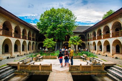El jardín del hotel de Karavansaray en junio de 2018 en Sheki.