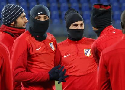 Un grupo de jugadores del Atlético, durante el entrenamiento de su equipo.