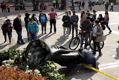 La estatua derribada del fundador de Bogotá, Gonzalo Jiménez de Quesada, el 7 de mayo de 2021.