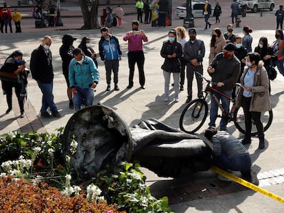 The toppled statue of Bogotá's founder, Gonzalo Jiménez de Quesada; May 7, 2021.