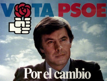 En 1982 el PSOE apela al cambio, un concepto que han empleado todos los partidos. Aquí ya no queda duda de que lleva corbata, un elemento que según Aira "hace más presidenciable" al candidato. El director del máster de Comunicación Política e Institucional de la Pompeu Fabra, señala también el cielo azul de fondo. "Con el tiempo ha evolucionado, pero se mantiene bastante. En aquella época lo utilizó tanto Felipe González como François Mitterrand. Simboliza el horizonte claro al que te va a llevar ese líder".