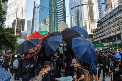 Los manifestantes se reúnen en una carretera en el área del Almirantazgo en Hong Kong, durante las protestas por la conmemoración en el territorio autónomo de los 70 años del régimen comunista chino.