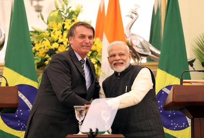 Bolsonaro cumprimenta o premiê indiano, Navendra Modi, neste sábado.