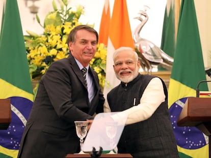 Bolsonaro cumprimenta o premiê indiano, Navendra Modi, neste sábado.