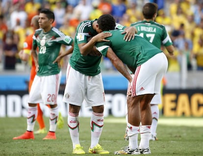 Tristeza de los jugadores de México tras perder el encuentro ante Holanda.