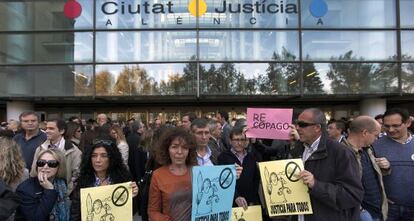 Varios asistentes a la concentración de este viernes en la ciudad de la justicia de Valencia.