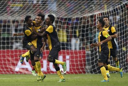 Los jugadores de la selección de Malasia celebran su gol.