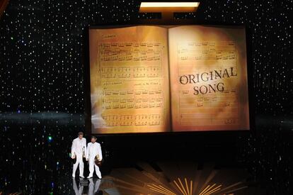 Will Ferrell y Zach Galifianakis presentan el Oscar a mejor canción.