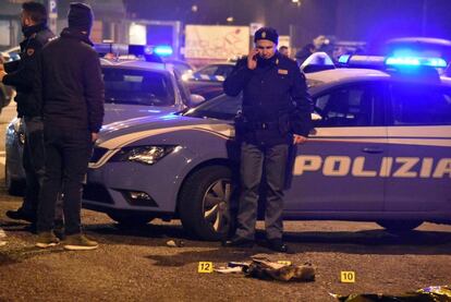 La policías permanece en el escenario del tiroteo. Anis Amri llegó a Milán en tren desde Francia de madrugada, y se encontró con un control policial en las cercanías de la estación, según el diario 'La Repubblica'.