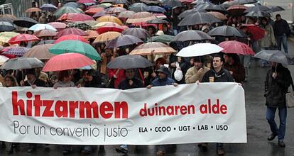 Manifestación unitaria, en Bilbao, de los sindicatos del País Vasco en defensa del comercio.