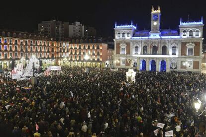 Miles de personas participan en la manifestación organizada por los sindicatos CCOO y UGT que se ha celebrado en Valladolid con motivo de la huelga general.