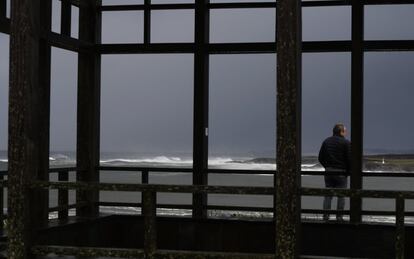 Un hombre observa las olas en isla Pancha, cerca de Ribadeo (Lugo).