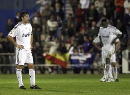 Raúl y Diarra, al fondo, tras uno de los tantos del Alcorcón.