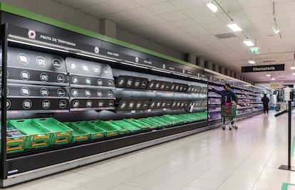 Baldas vacías en un supermercado del centro de Madrid, este lunes.