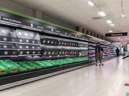 Baldas vacías en un supermercado del centro de Madrid, este lunes.