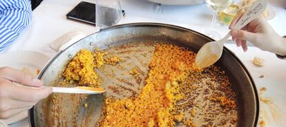 Compartir el arroz al medio, como este de Casa Carmela, será algo que veamos menos