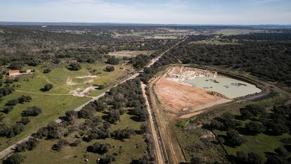 Vista aérea de la balsa realizada en la zona donde la empresa Berkeley pretende abrir una mina de uranio en Retortillo (Salamanca).