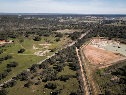 Vista aérea de la balsa realizada en la zona donde la empresa Berkeley pretende abrir una mina de uranio en Retortillo (Salamanca).