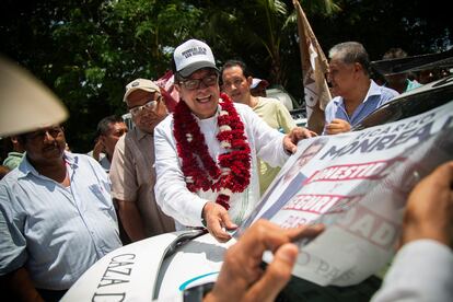 El senador pega una calcomanía en un taxi.