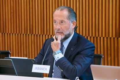 El presidente de ABANCA Juan Carlos Escotet, durante la presentación de los resultados del segundo trimestre de 2024 de la entidad este lunes en Santiago.