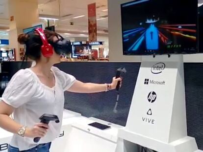 Una visitante del centro de realidad virtual de El Corte Inglés en Madrid.