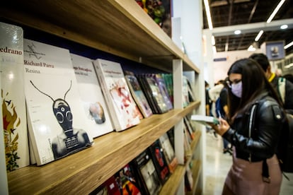 Asistentes a la Feria Internacional del Libro de Guadalajara el día 04 de diciembre de 2021. 
