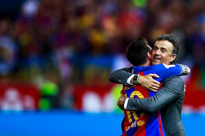 Luis Enrique Martinez abraza a Messi tras ganar la Copa del Rey en 2017.