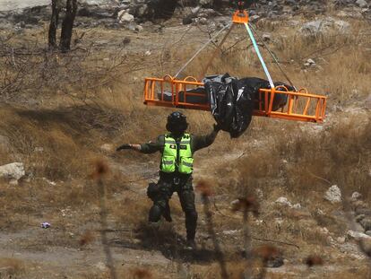 Rescuers and forensics experts remove the bodies found at the bottom of a ravine on May 31 in Zapopan (Jalisco State).