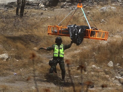 Rescatistas y forenses elevan los cuerpos que estaban al fondo de la barranca usando un helicóptero, el 31 de mayo en Zapopan (Estado de Jalisco).