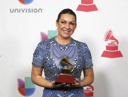 Nina Pastori posa con su premio al mejor álbum de flamenco por 'Ámame Como Soy' en la gala de los Grammy Latino.