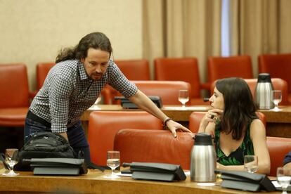 Pablo Iglesias e Irene Montero, de Podemos, durante la reunión de la Diputacion Permanente en el Congreso.