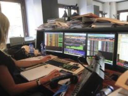 Imagen de archivo que muestra la actividad de los operadores de bolsa en un banco de Milán, Italia. EFE/Archivo