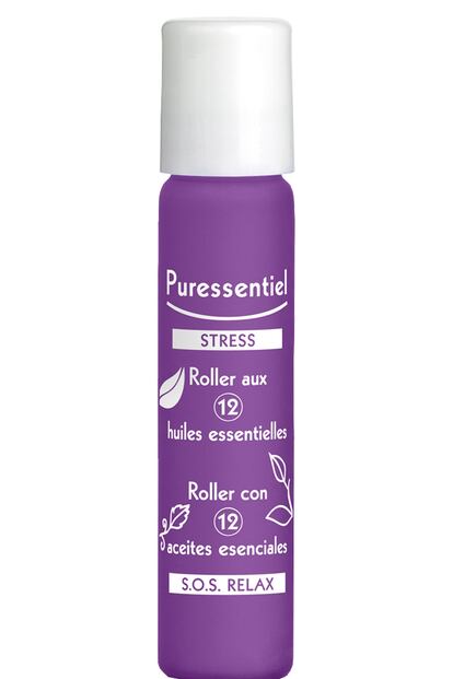 Alivia el estrés y la tensión siempre que lo necesites con este SOS Relax con 12 aceites esenciales de Puressentiel. Es un roll on a base de aceites 100% naturales que podemos aplicar en las sienes, muñecas y cuello cada vez que nos sintamos nerviosos. Después hay que intentar inhalar profundamente unas cuantas veces, con los ojos cerrados, para que haga un mayor efecto. Se vende en farmacias y parafarmacias y cuesta 9,95 euros.