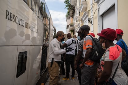 Un grupo de migrantes haitianos fue trasladado a un puesto de control migratorio por elementos del Instituto Nacional de Migración en el estado de Veracruz (México) el 12 de septiembre de 2021.