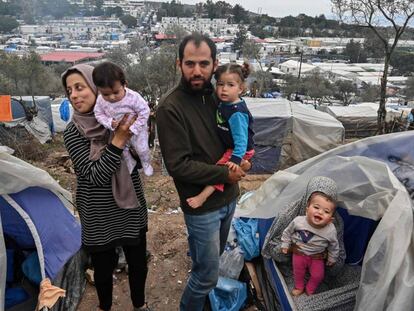 Dos familias sirias de Alepo e Idlib, en el hacinado campamento de Moria en la isla de Lesbos (Grecia), el pasado sábado.