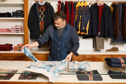 Tiziano Foglia con su pieza favorita de la colección: un jersey pintado a mano por unas artesanas de Bolonia.