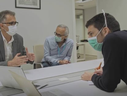 Oriol Mitjà (dreta) i Bonaventura Clotet (centre) en una imatge del documental de TV3 sobre el seu assaig clínic.