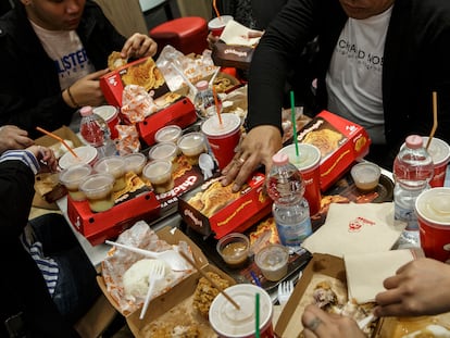 Unos clientes comen en un restaurante de comida rápida Jollibee, el 11 de abril de 2018 en Milán, Italia.