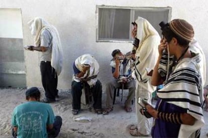 Colonos judíos rezan en el asentamiento de Shirat Hyam en el bloque de Gush Katif, al sur de la franja de Gaza.