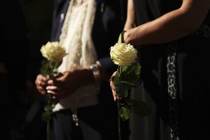 Kim Leadbeater, a la derecha, la hermana de la legisladora británica Jo Cox -asesinada por un extremista de derechas-, sostiene una rosa amarilla junto a su madre Jean durante la inauguración oficial de Jo Cox Square, en el centro de Bruselas.